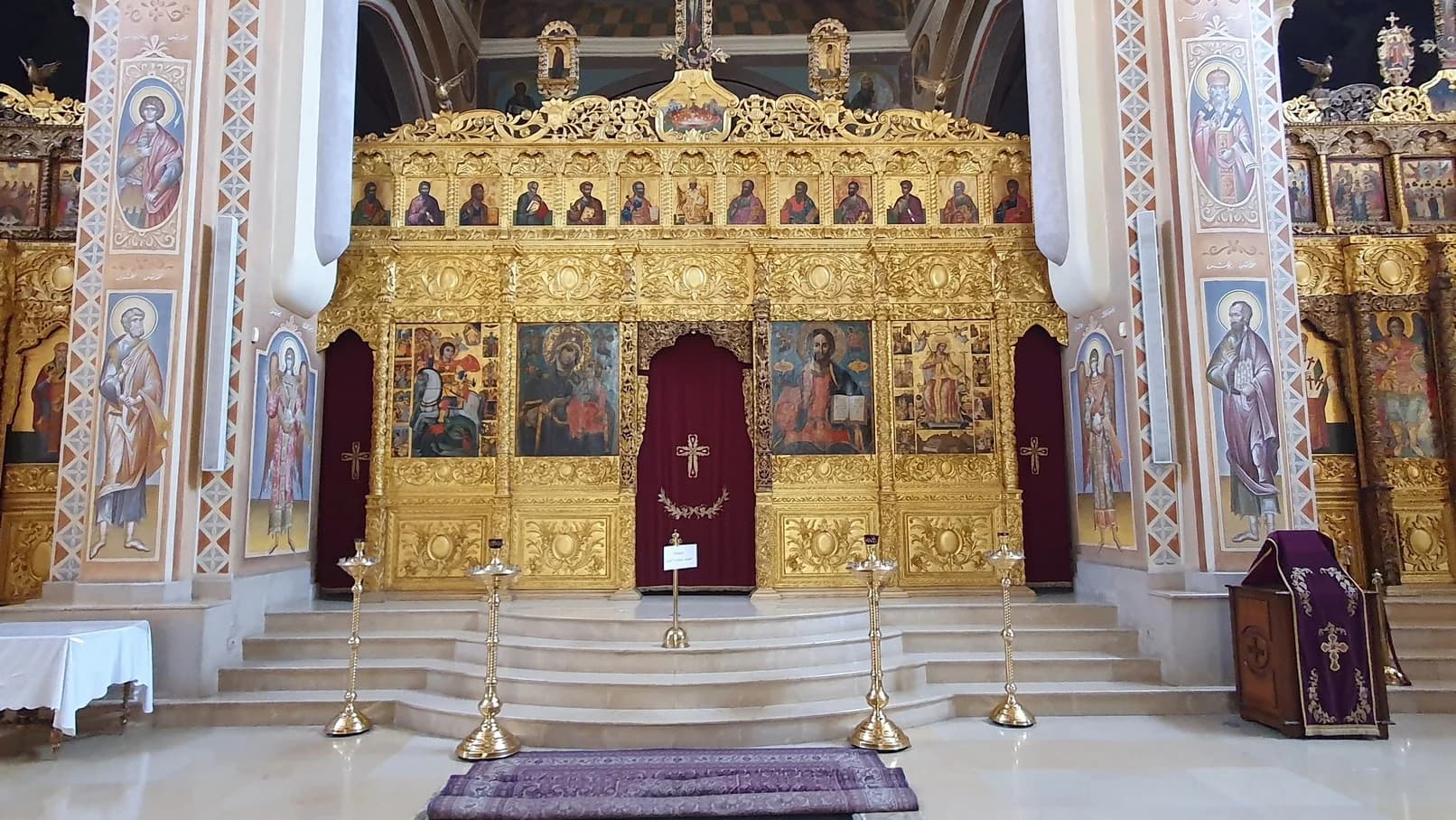 Altar view of Saint George Greek Orthodox Cathedral (Beirut)