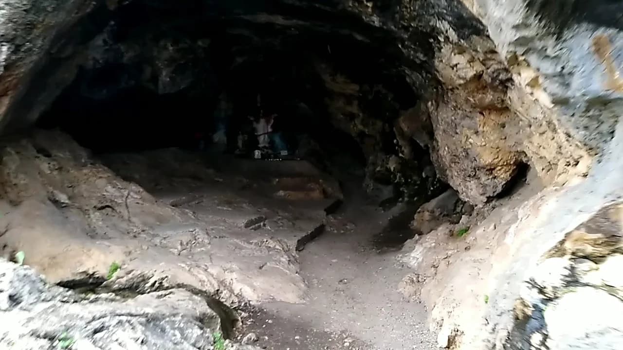 Intérieur view of Grotte Sacrée de Qana